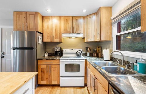 Sagle House | Lake Pend Oreille Cabin Dock, Boat Lift, Hot Tub