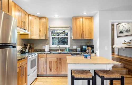 Sagle House | Lake Pend Oreille Cabin Dock, Boat Lift, Hot Tub