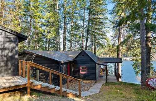 Sagle House | Lake Pend Oreille Cabin Dock, Boat Lift, Hot Tub