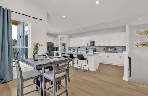 Point Venture House | Lake-Pool-Beach-Gym-Boat Access