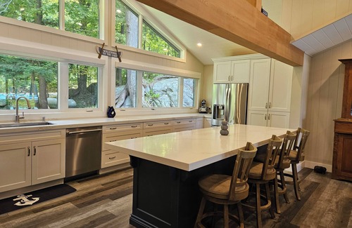 Minett Cottage | Lake Rosseau escape: vibrant fall colours, stunning views and luxury new build.