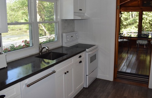 Minett Cottage | Lake Rosseau South Facing Child Friendly Cottage: Muskoka Room, Hot Tub, Beach