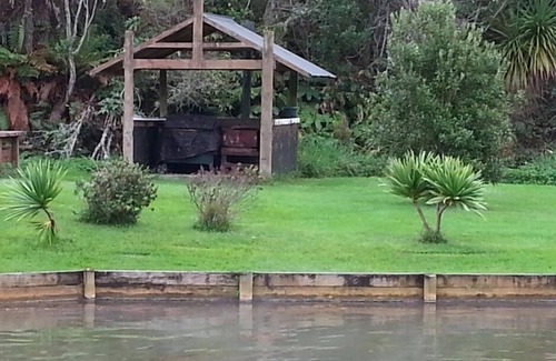 Rotoma House | Lake Rotoehu - Water Views, secluded, spa pool "just for you"