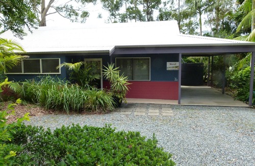 Emerald Beach Cottage | Lake Russell Lakeside Retreat - Monet Cottage