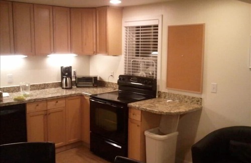 East Lake Hills Apartment | Lake Sammamish Waterfront, New Corporate Apt. Near Microsoft