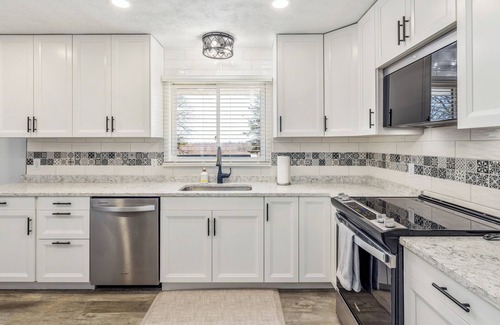 Escanaba House | Lake Shore Luxury- 4-bedroom house in charming Escanaba with AC, WiFi. Book now