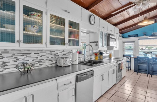 Winter Haven House | Lake Silver Retreat – 5BR Lakefront Home w/Dock, Kayaks & Legoland-Themed Room – Perfect Getaway!