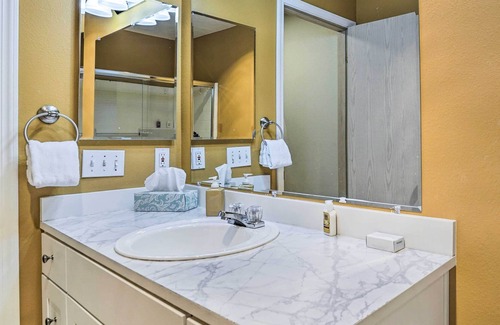 West Lake Stevens Condo | Lake Stevens Vacation Rental: 3 Mi to Water!