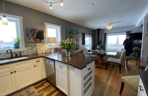 Observation Hill House | Lake Superior Panoramic View! Comfortable Spaces, Deck, Gourmet Kitchen & more!