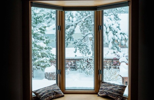 Al Tahoe Cabin | Lake Tahoe gem, 8 minutes to Heavenly, 3 blocks to the Lake and Regan Park