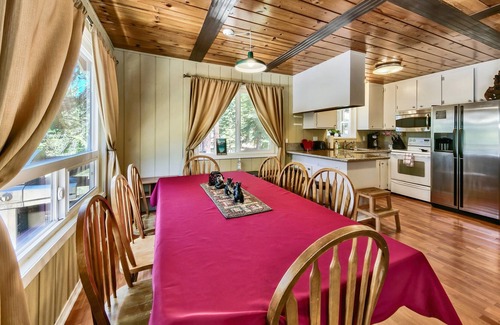 Country Club Estates Cabin | Lake Tahoe Vacay 🛶 | Forest Views 🌲 | Fireplace 🔥 | Foosball ⚽ | Skiing 🎿🗻