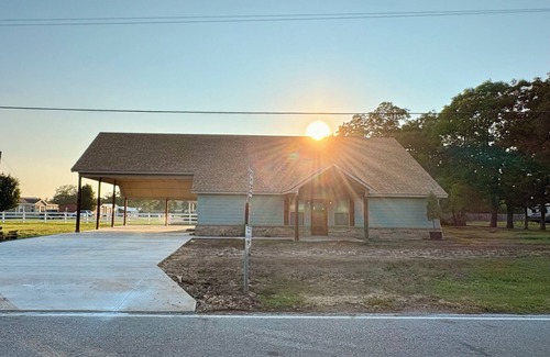 Kingston House | Lake Texoma home in golf cart community. Rental comes with golf cart.