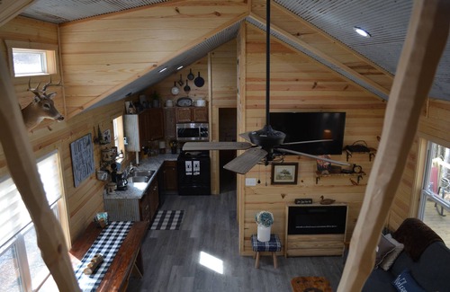 Jones Mills Cabin | Lake toys and hot tub included!