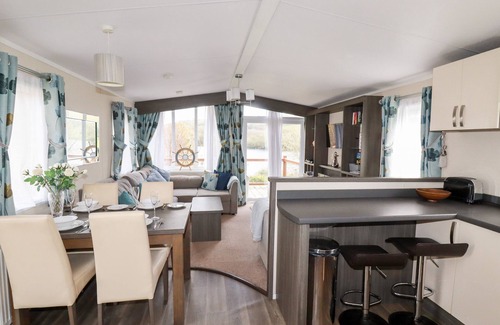 Par Cottage | LAKE VIEW 10, pet friendly, country holiday cottage, with pool in Par