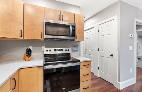 Lake Junaluska Apartment | Lake-view apartment with a full kitchen, patio, pool, tennis & basketball access