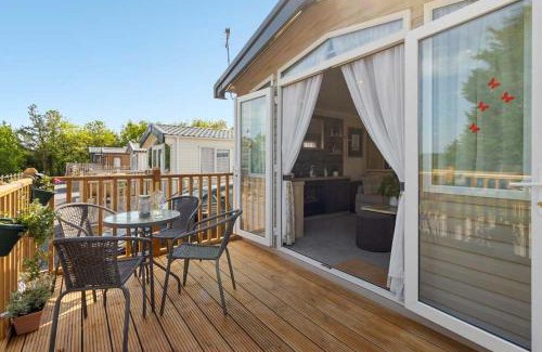 Cheriton Bishop Ski Chalet | Lake View Escape - Fishing Lakes, Heated Outdoor Swimming Pool 500yrds on Sister Park , Pool Open April to September