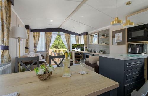 Cheriton Bishop Ski Chalet | Lake View Escape - Fishing Lakes, Heated Outdoor Swimming Pool 500yrds on Sister Park , Pool Open April to September