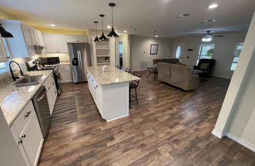 Crockett House | Lake View home with 3 king bedrooms