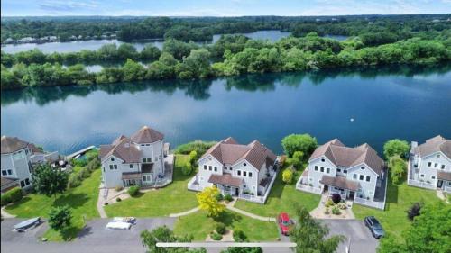 South Cerney House | Lake View Landings Cotswolds Water Park South Cerney