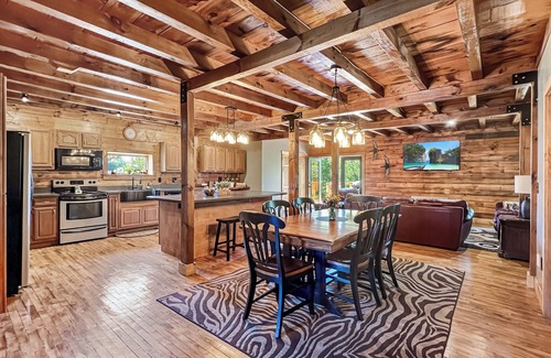 Greenville House | Lake View Lodge (Waterfront in Town!)
