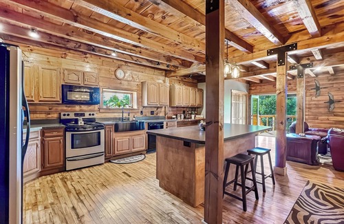 Greenville House | Lake View Lodge (Waterfront in Town!)
