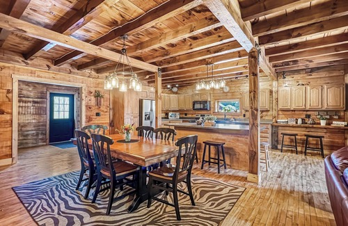 Greenville House | Lake View Lodge (Waterfront in Town!)