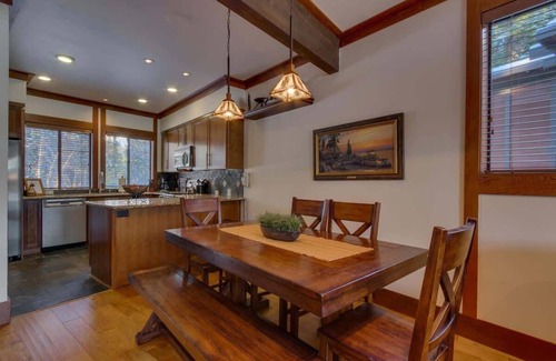 Tahoe Tavern House | Lake View|Pier|Bouys|Pickleball|Walk to Town