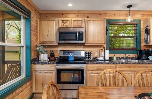 Branson Cabin | Lake View! w/Hot Tub. Pool, Park, & Playground. Disc Golf. Trails. Fireplace!