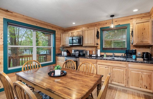 Branson Cabin | Lake View! w/Hot Tub. Pool, Park, & Playground. Disc Golf. Trails. Fireplace!