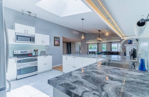 Bobcaygeon Cottage | Lake View Waterfront Cottage 4 BDR 1 BATH 46" HDTV Wi-Fi BBQ Patio Deck Sleeps8