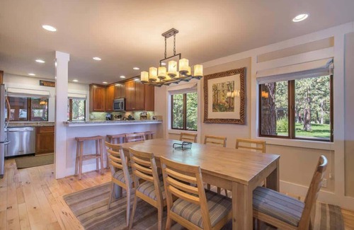 Tahoe Sierra Estates House | Lake ViewPier|Bouys|Pickleball|Walk to Town