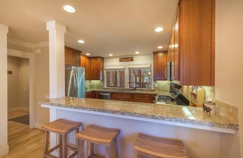 Tahoe Sierra Estates House | Lake ViewPier|Bouys|Pickleball|Walk to Town