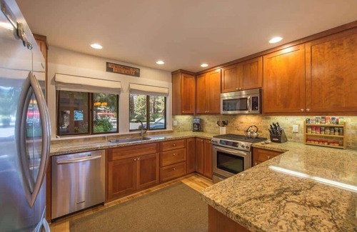 Tahoe Sierra Estates House | Lake ViewPier|Bouys|Pickleball|Walk to Town
