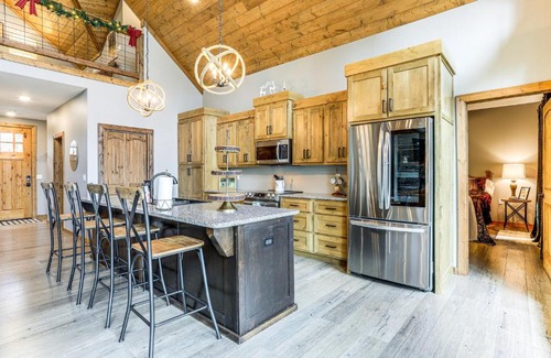 Drasco House | Lake Views and Golf Access at Secluded Drasco Lodge
