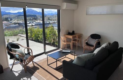 Wanaka Apartment | Lake Views - new apartment with room to relax