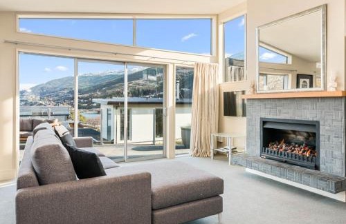 Frankton House | Lake Views on Yewlett - Queenstown Holiday Home