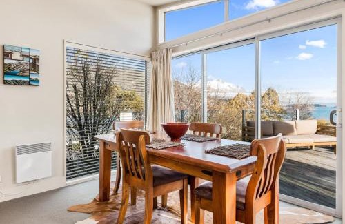 Frankton House | Lake Views on Yewlett - Queenstown Holiday Home
