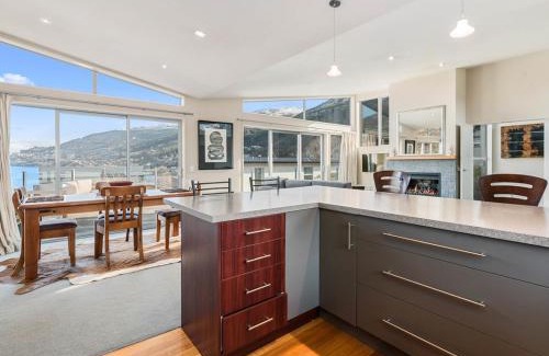 Frankton House | Lake Views on Yewlett - Queenstown Holiday Home