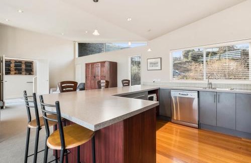 Frankton House | Lake Views on Yewlett - Queenstown Holiday Home