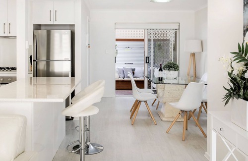 Grange House | "LAKE VILLA" - Lake views & Pool. Walk to beach/shops