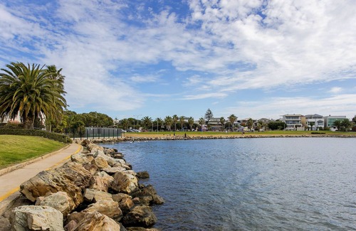 Grange House | "LAKE VILLA" - Lake views & Pool. Walk to beach/shops