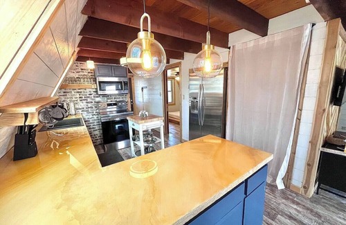 Hoyt House | LakeFireCabin secluded beach,arcade,kayak rental