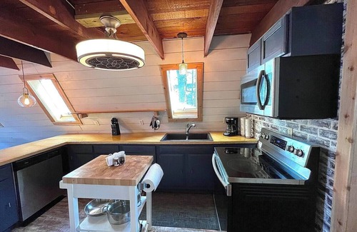 Hoyt House | LakeFireCabin secluded beach,arcade,kayak rental