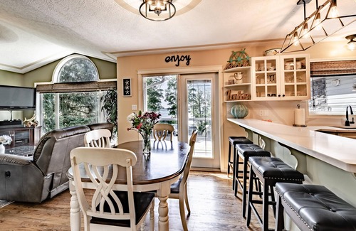 Sylvan Lake Cottage | Lakefront Luxury & Stunning Sunsets! (May 15 - June 15 SPRING SALE ON NOW)