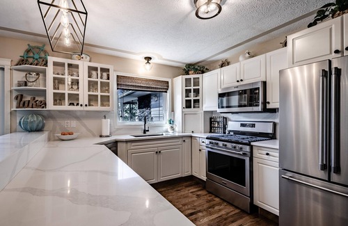 Sylvan Lake Cottage | Lakefront Luxury & Stunning Sunsets! (May 15 - June 15 SPRING SALE ON NOW)