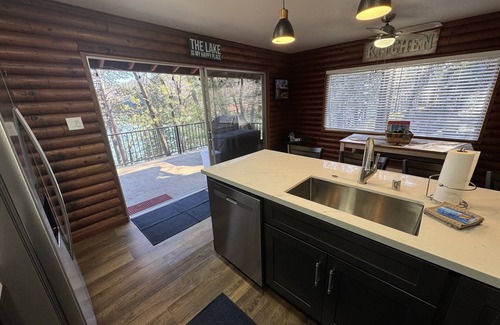 Lakehead Cabin | Lakefront #1 Cabin on Acre, Kayaks, Paddle Boards - Shasta Lakeshore Retreat #4