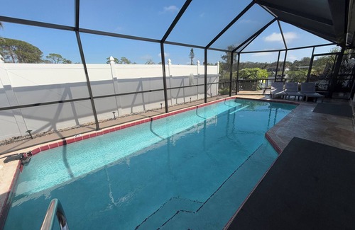 Gulf Gate Estates House | LAKEFRONT 2bed/2bath with Heated POOL house, JUST 5 min away SIESTA KEY BEACH!