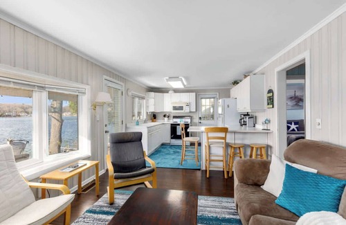 Rockford House | Lakefront 2BR Cottage w/Fire Pit & Dock Access