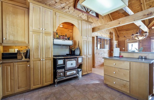 Fenelon Falls Cottage | Lakefront 5 Bdrm Stay | Sauna, Fireplace, Hot Tub