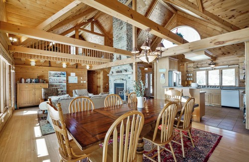 Fenelon Falls Cottage | Lakefront 5 Bdrm Stay | Sauna, Fireplace, Hot Tub